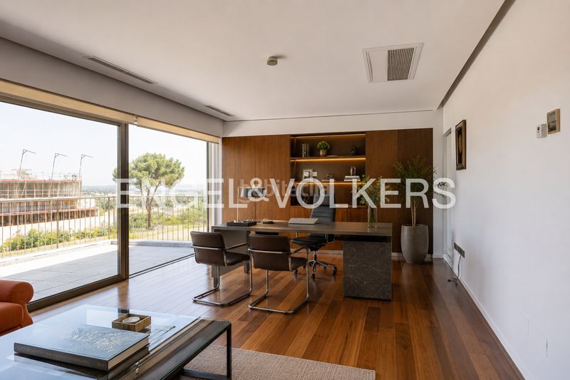 Foto 22fa9838-791a-426e-9788-5c7ad5cb7ca0. Casa amb calefacció aparcament piscina a Valdemarín Madrid