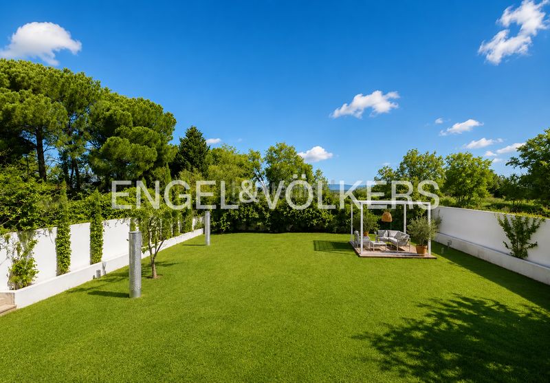 Foto 4afeee0c-d489-4b9b-a225-a1a5b8042cf4. Casa amb calefacció aparcament piscina a Valdemarín Madrid