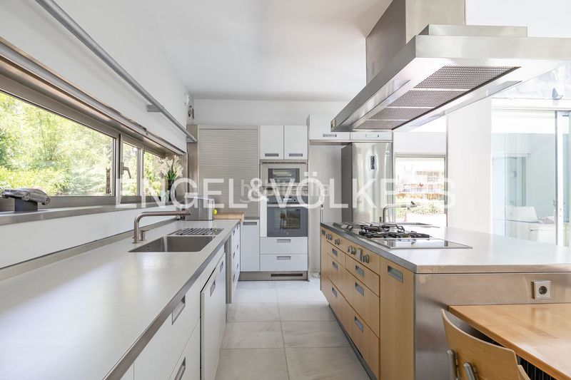 Foto 5cf08fbe-ca07-4bfb-925f-08dbaa3be59f. Casa amb calefacció aparcament piscina a Valdemarín Madrid