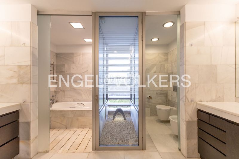 Foto 925213fd-f85b-44b6-9d65-0e017f28b957. Casa amb calefacció aparcament piscina a Valdemarín Madrid