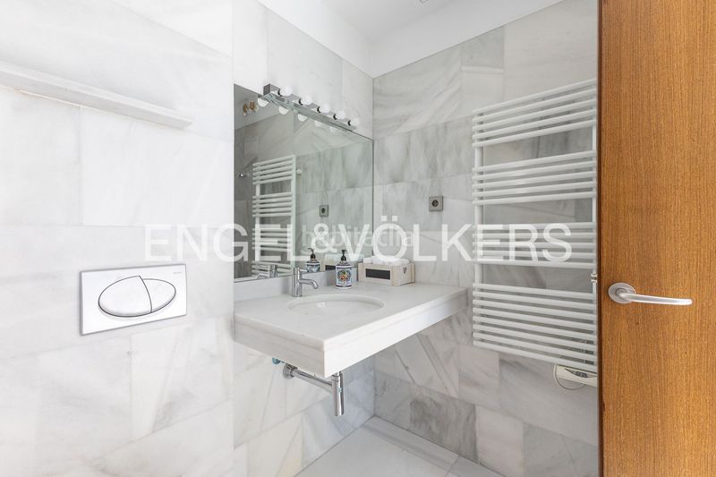 Foto fe25a7e1-fc52-466d-bf89-436d13732c0b. Casa amb calefacció aparcament piscina a Valdemarín Madrid