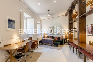 Pis a Palacio. Exclusiva vivienda de diseño con techos de gran altura y vigas d
