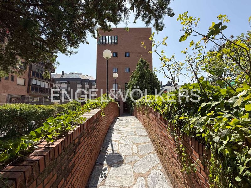 Foto 4c6f9b6e-c9a4-413d-8d33-8b77bfdc20e3. Àtic amb calefacció aparcament piscina a San Pascual Madrid