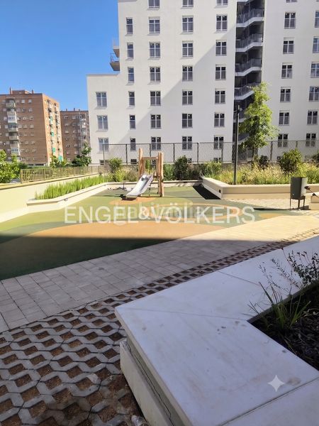 Foto 3c73f2af-c52b-49df-9ae6-f47803c5e2e3. Pis amb calefacció aparcament piscina a Valdebebas - Valdefuentes Madrid