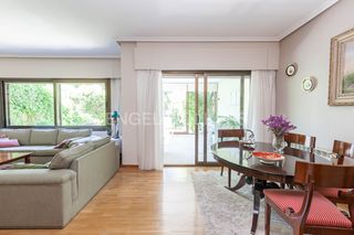 Semi detached house in Ensanche. Espectacular unifamiliar con jardín en alcobendas