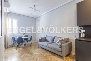 Rent Flat  Calle de murcia. Piso luminoso amueblado en atocha en alquiler