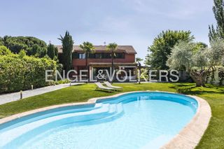 Maison jumelée à Bonanza. Chalet  con piscina climatizada en boadilla del monte
