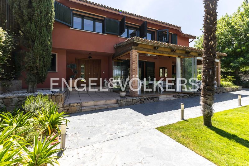 Foto 4f233762-c4bf-4c95-8af0-c4f990862944. Casa adossada amb calefacció aparcament piscina a Boadilla del Monte