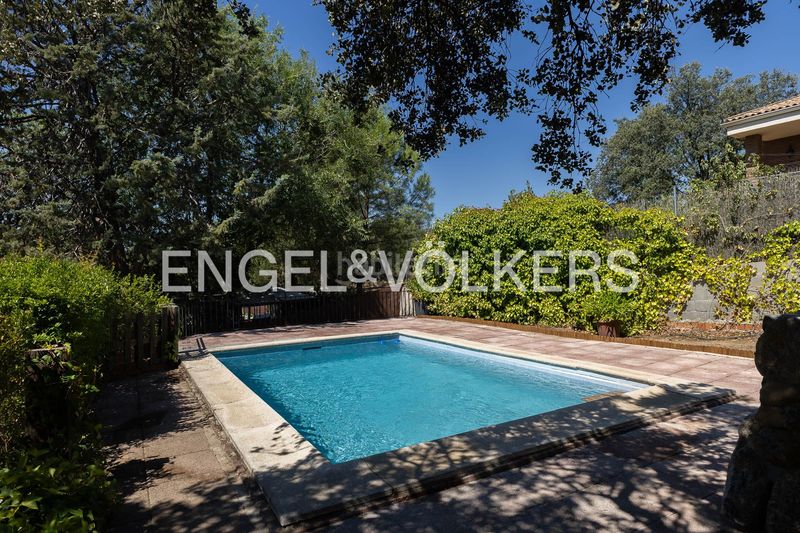 Foto 000122b9-0d67-4349-abaa-932e76a40448. Casa amb calefacció aparcament piscina a Cerro Alarcón Valdemorillo