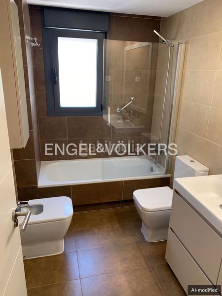 Foto 65bca01e-c5c3-4c48-9b0d-a20ee1d2e881. Alquiler piso exclusivo piso en la zona de alameda de osuna en Madrid