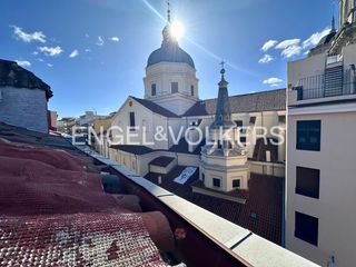 Rent Penthouse  Colegiata. Ático de un dormitorio con mucho encanto en el corazón de madrid