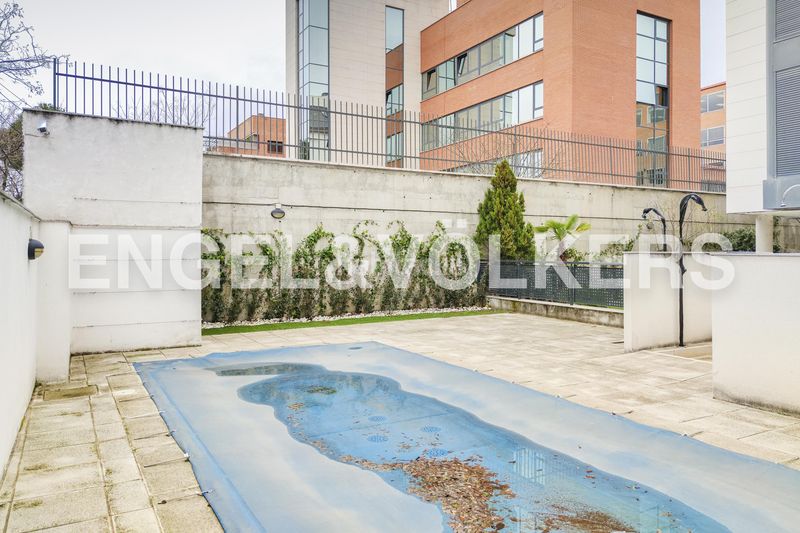 Foto ddc1d9f7-1f4b-425c-aaa6-1cce2148e95f. Lloguer àtic amb calefacció aparcament piscina a Madrid