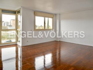Appartamento  Calle de ana de austria. Propiedad de 3 dormitorios en sanchinarro, luz y ubicación