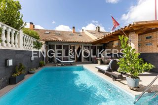 Reihenhaus in Valdepelayo-Montepinos-Arroyo Culebro. Exclusivo chalet adosado con piscina privada, en leganes