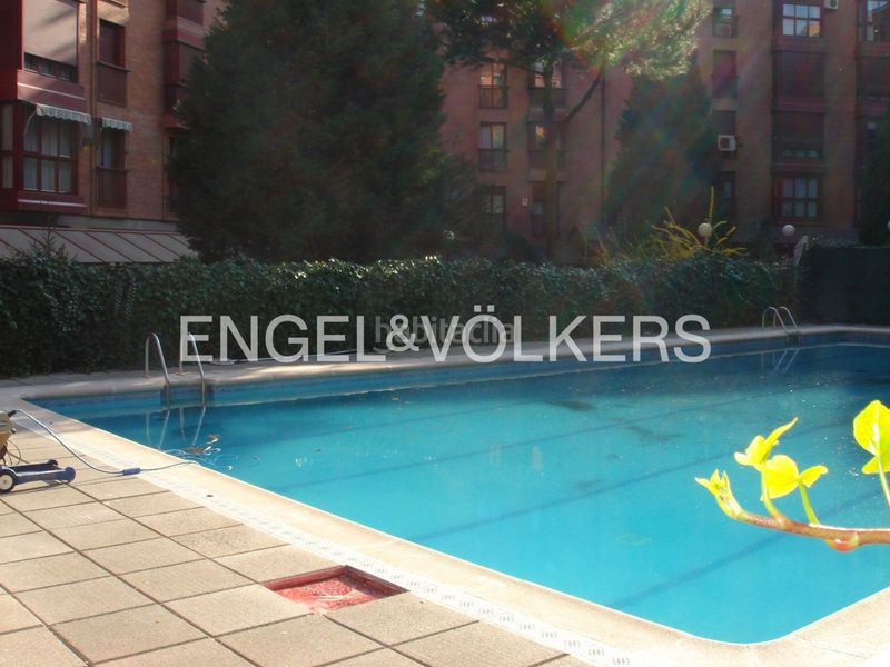Foto b6fb30d1-9db4-4e89-8b33-87604188d378. Pis amb calefacció aparcament piscina a Acacias Madrid