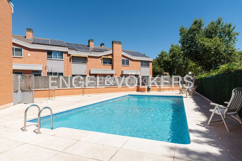Foto 5014d9fa-5050-441a-8263-7f4df8a1812e. Casa adossada amb calefacció aparcament piscina a Boadilla del Monte