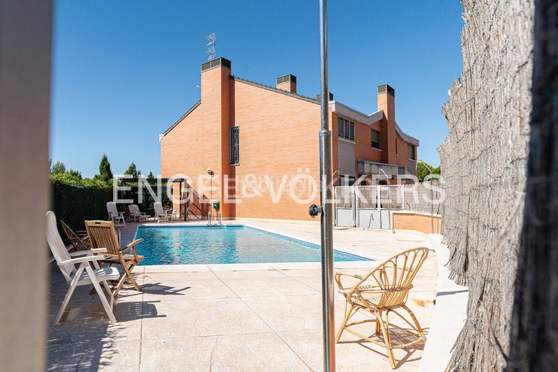 Foto cbfb9a90-d94f-4bfb-ba19-9755d2e6d6e2. Casa adossada amb calefacció aparcament piscina a Boadilla del Monte