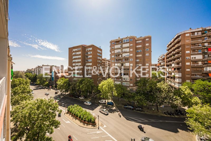 Foto a3208bbf-8824-4e4b-b39e-efe7526981d5. Pis amb calefacció aparcament a Trafalgar Madrid