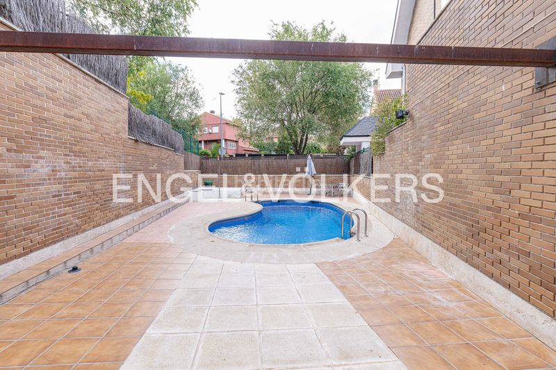 Foto 35350d2a-949a-41b7-b1b7-6fb96022a463. Reihenhaus mit heizung parking pool in El Caño-Maracaibo Rozas de Madrid (Las)