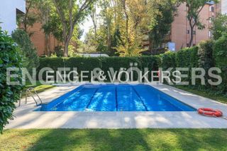 Appartement à Nueva España. Exclusivo piso reformado con terraza, jardín y piscina en chamar