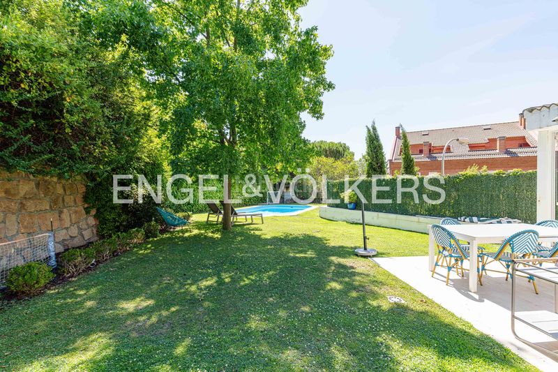 Foto 3da3e910-1b7b-45ef-b8bd-5b53fe50ff9e. Casa adossada amb calefacció piscina a Aravaca Madrid