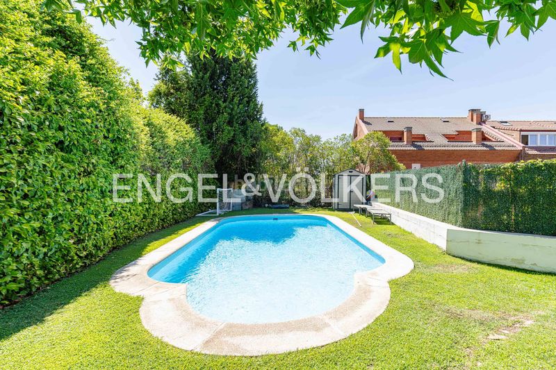 Foto 4a1e29d4-b35d-4f66-b03c-bf54ac411a63. Casa adossada amb calefacció piscina a Aravaca Madrid