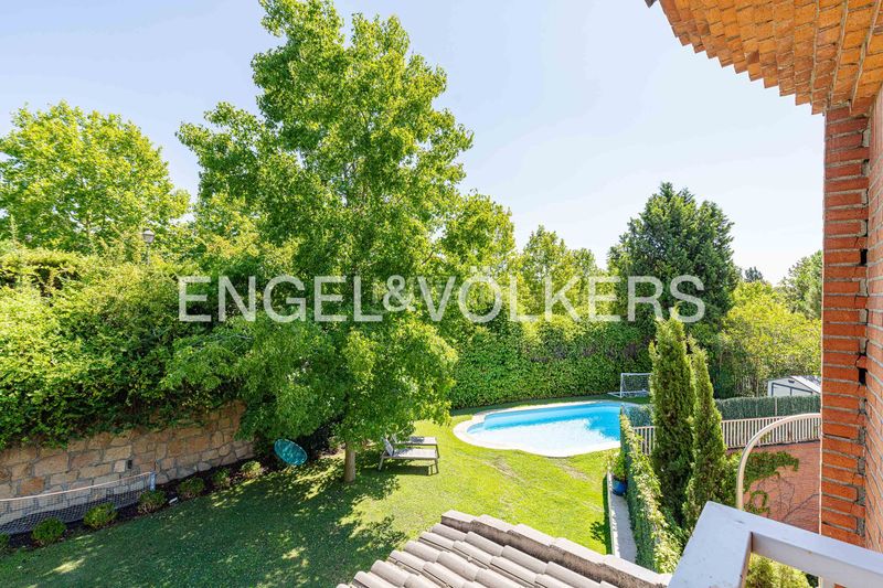 Foto f0d07d60-4956-445d-8094-ae2d32f45885. Casa adossada amb calefacció piscina a Aravaca Madrid