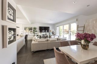 Casa a Cerro Alarcón. Exclusivo chalet contemporáneo con piscina en valdemorillo