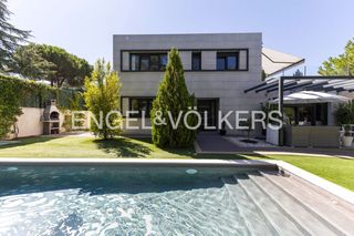 House in Cerro Alarcón. Exclusivo chalet contemporáneo con piscina en valdemorillo