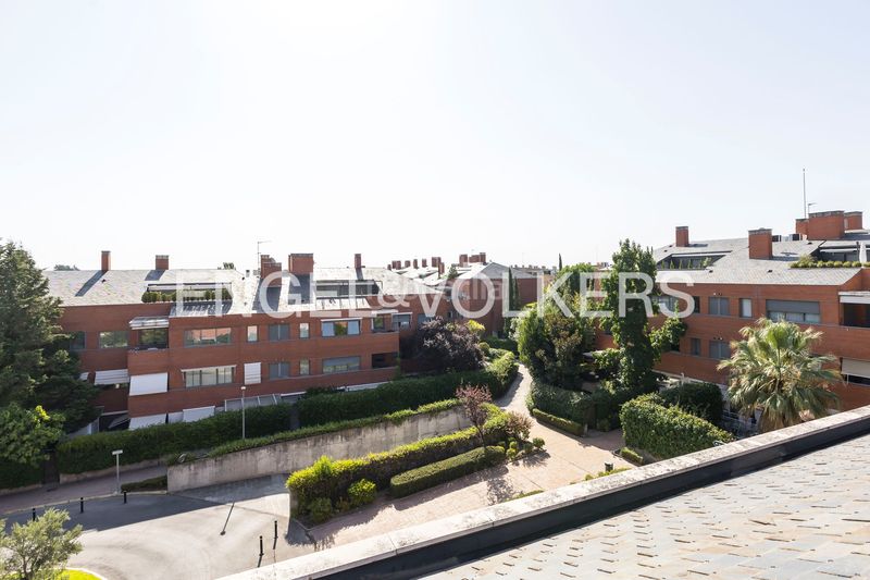 Foto 157146d5-1f03-4275-9e3e-d974c9d6b229. Àtic amb calefacció aparcament a Encinar de los Reyes La Moraleja