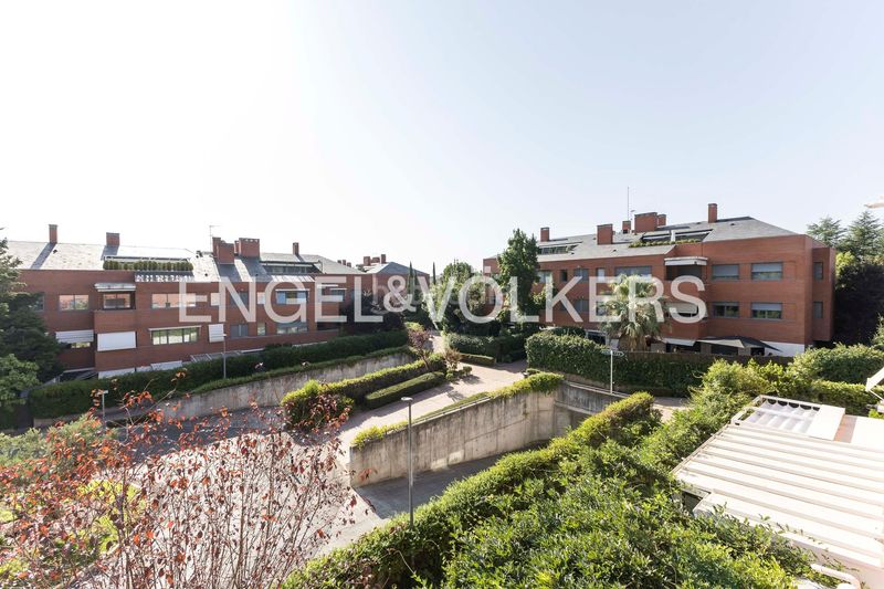 Foto 455d3381-7a6d-41ac-ba37-ff34d87e0852. Àtic amb calefacció aparcament a Encinar de los Reyes La Moraleja