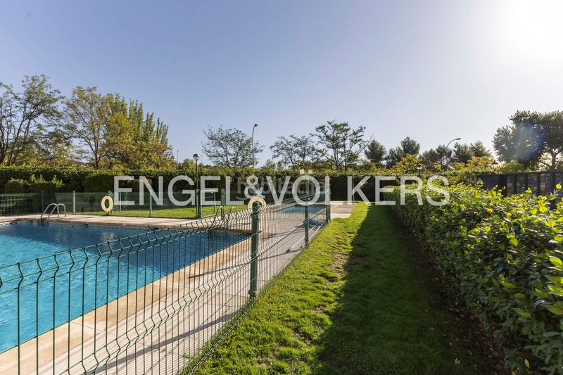 Foto 548676bb-615a-476d-acbd-49ae7d7f5236. Àtic amb calefacció aparcament piscina a Palomas Madrid