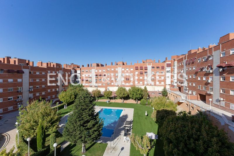 Foto 0cf0f98a-2f9d-4d4d-aa02-934f4a9022ac. Pis amb calefacció aparcament piscina a Conde Orgaz - Piovera Madrid
