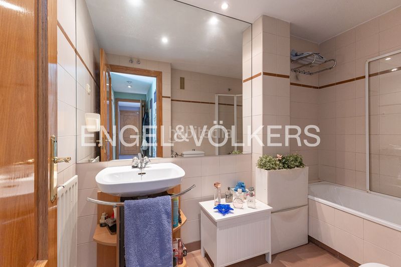 Foto f1d773f7-ee2b-4611-9abc-505e5ffcee53. Pis amb calefacció aparcament piscina a Conde Orgaz - Piovera Madrid
