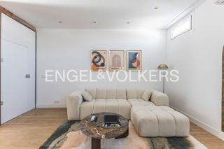Location Duplex à Justicia-Chueca. Exclusivo ático dúplex de diseño en quinta planta interior con a