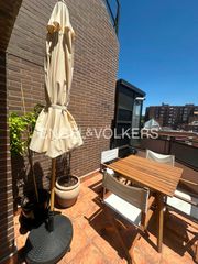 Rent Flat  Cañas. Luminoso ático con terraza y piscina en colina ciudad lineal. di