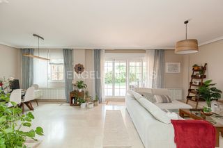 Lloguer Casa adossada a Carretera del Plantío. Elegante chalet pareado con jardín y piscina en una de las zonas