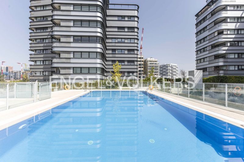Foto b2f7e770-b681-40b7-a00e-5d9f4db3c5ae. Pis amb calefacció aparcament piscina a Valdebebas - Valdefuentes Madrid