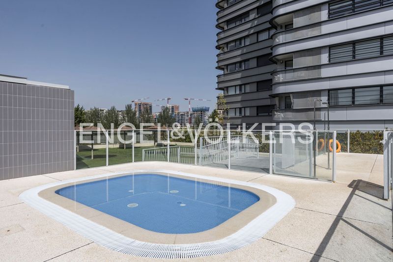 Foto b81c6486-a4df-4805-b484-ee94bd0b9e33. Pis amb calefacció aparcament piscina a Valdebebas - Valdefuentes Madrid
