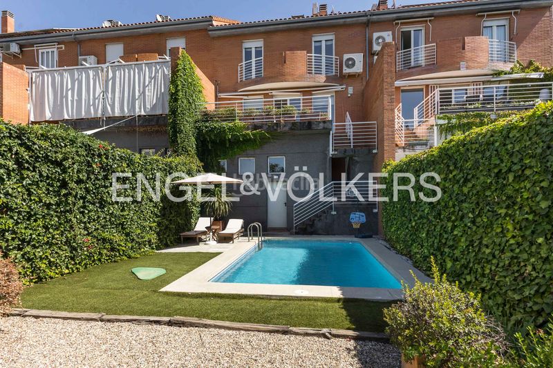 Foto 010e6d9a-278f-49be-96bb-3af5d8bd57fc. Casa adossada amb calefacció aparcament piscina a Madrid