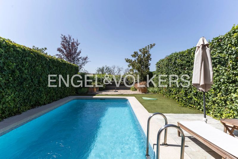 Foto 0ca1e8de-fdad-4dc8-8e39-4965a1553aaa. Casa adossada amb calefacció aparcament piscina a Madrid