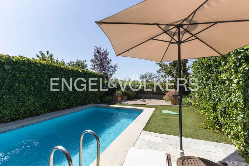 Foto 781d4ee4-cd0b-4f73-b359-dd958828b0c8. Casa adossada amb calefacció aparcament piscina a Madrid