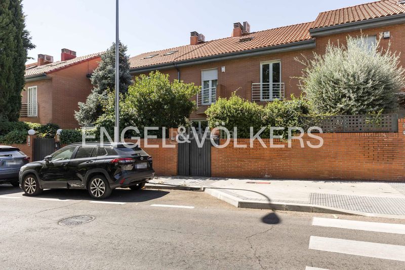Foto 9e364162-03d9-4221-acd1-e99add8a42e2. Casa adossada amb calefacció aparcament piscina a Madrid