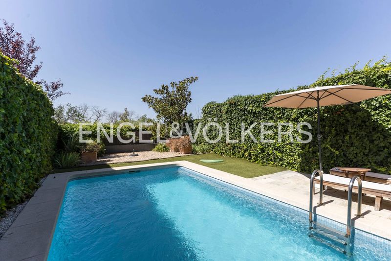 Foto c53310f4-465a-4ef9-b7c6-947087dff5e2. Casa adossada amb calefacció aparcament piscina a Madrid