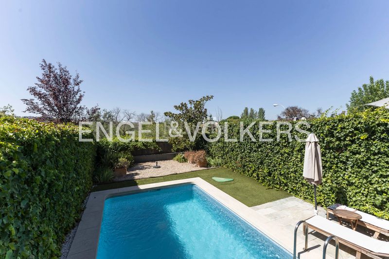 Foto d0b2a4a7-9877-4052-b607-37c1799a0622. Casa adossada amb calefacció aparcament piscina a Madrid