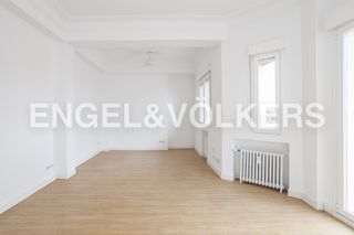 Rent Flat  Cuesta de san vicente. Elegante apartamento con terraza y vistas verdes en el corazón d