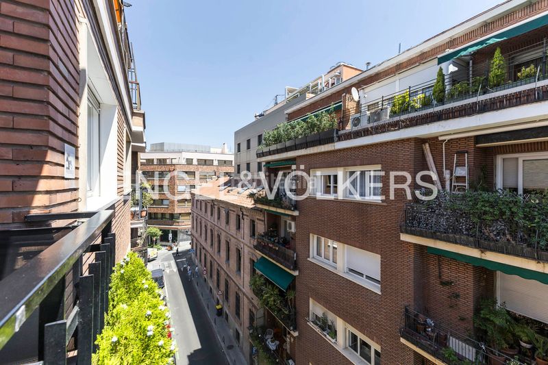 Foto f8330974-a609-4657-ba49-09dc47e72382. Pis amb calefacció aparcament a Trafalgar Madrid