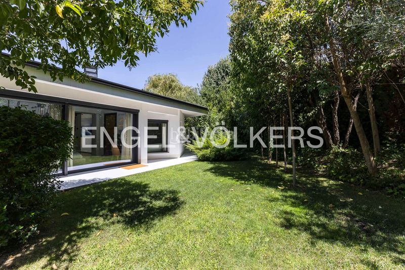 Foto cb3827a8-d1c5-4da2-96f6-9f1977d53a8b. Casa amb calefacció aparcament piscina a urbanización La Moraleja La Moraleja