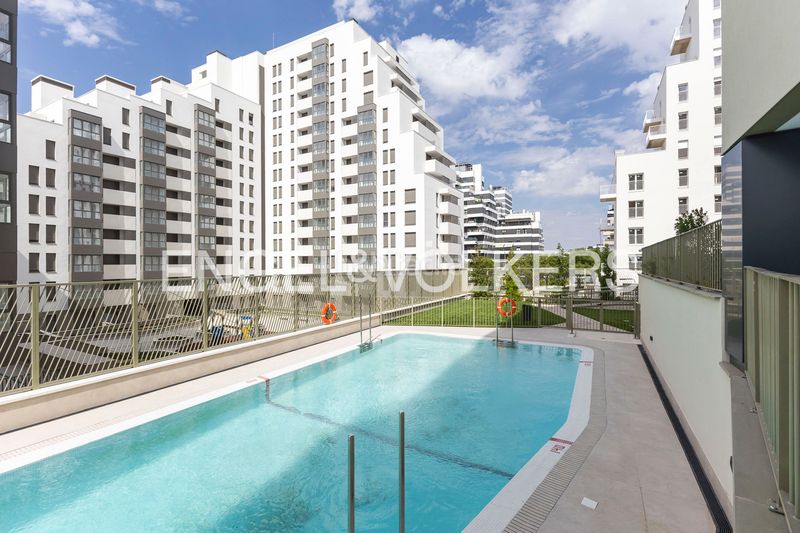 Foto c88ddff0-9159-4d7d-a9a6-4bd848a2b988. Àtic amb calefacció aparcament piscina a Valdebebas - Valdefuentes Madrid