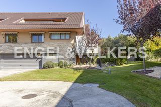 Affitto Casa a schiera in Valdepastores-Las Encinas. Magnífico chalet con impresionante jardín en urb privada